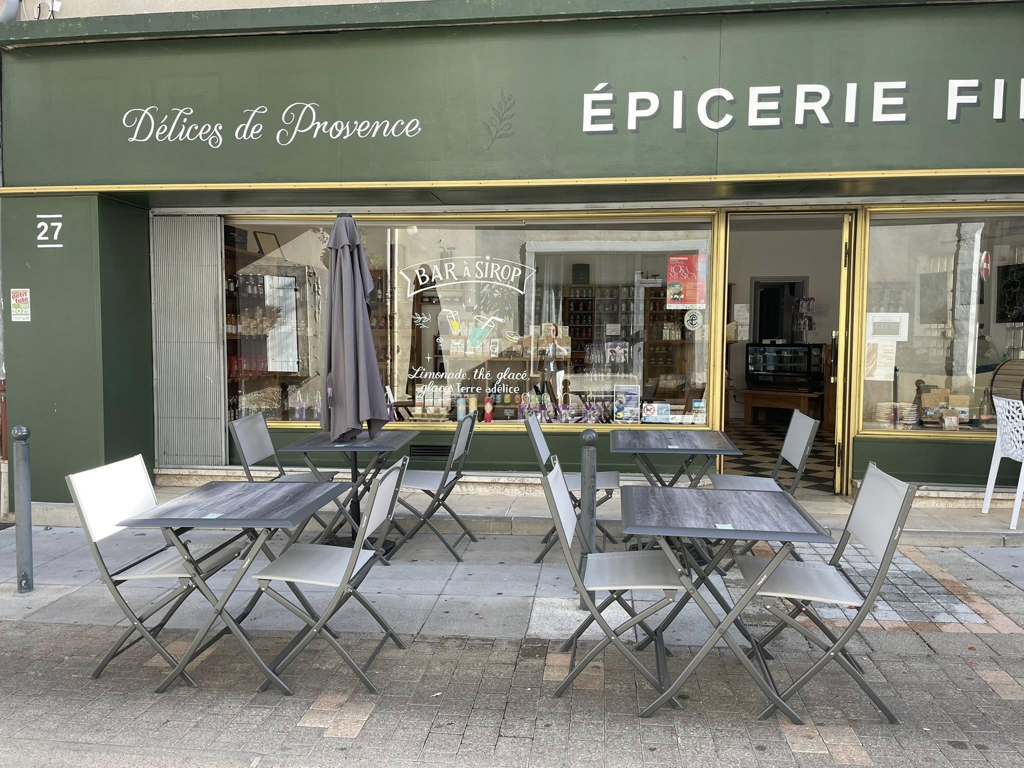 Terrasse de l'épicerie Délices de Provence à Valréas