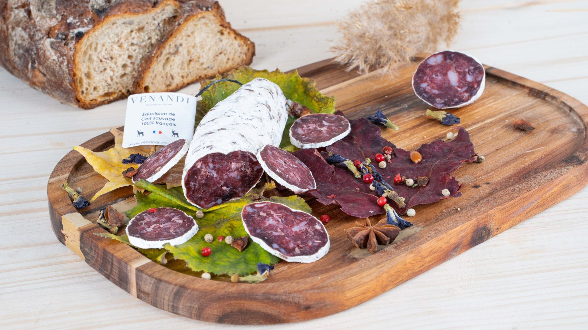 Saucisson artisanal sur planche de bois